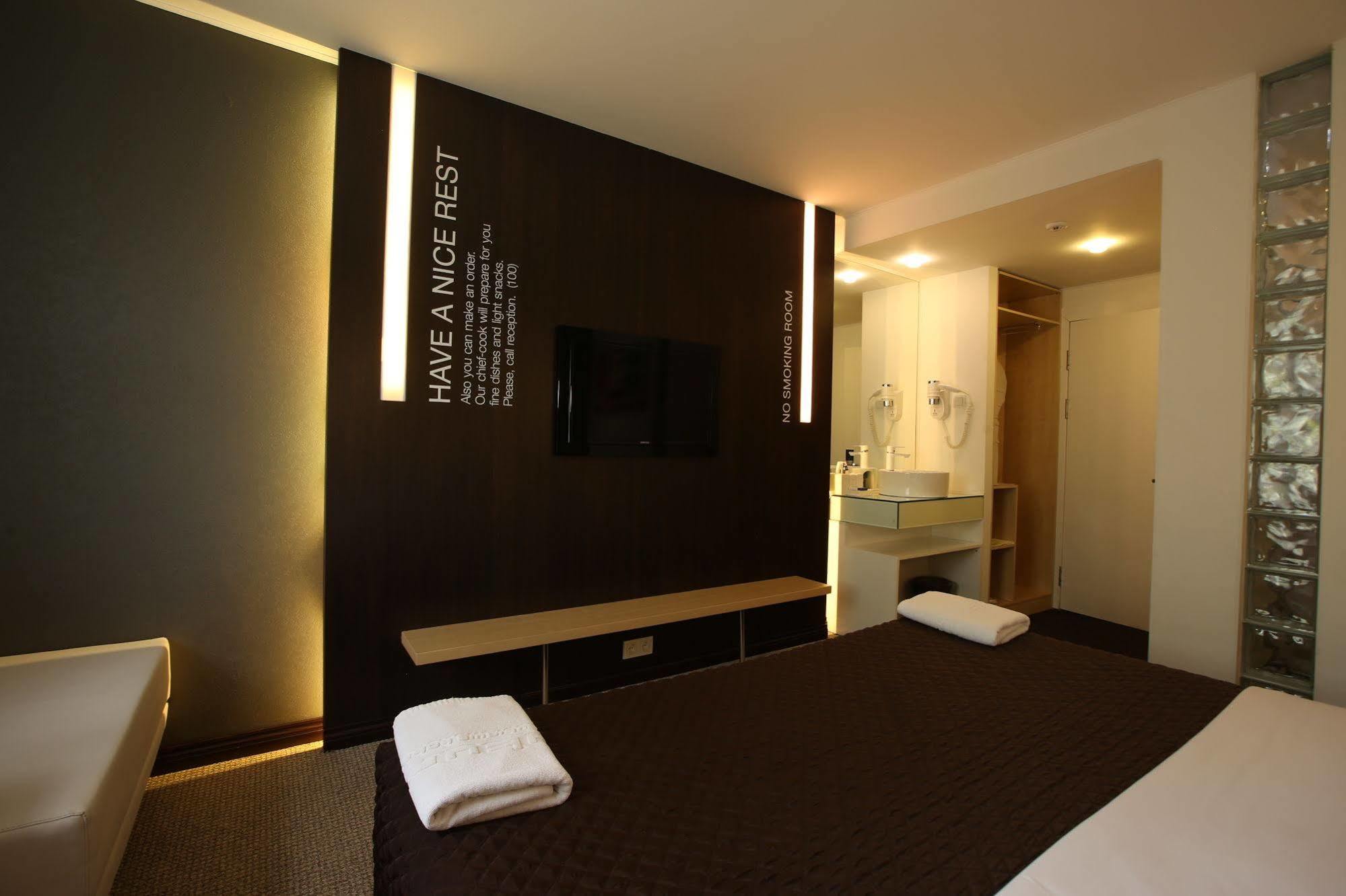 Futuro Hotel בישקק מראה חיצוני תמונה